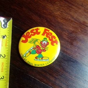 Winter carnival button Vgt 1980